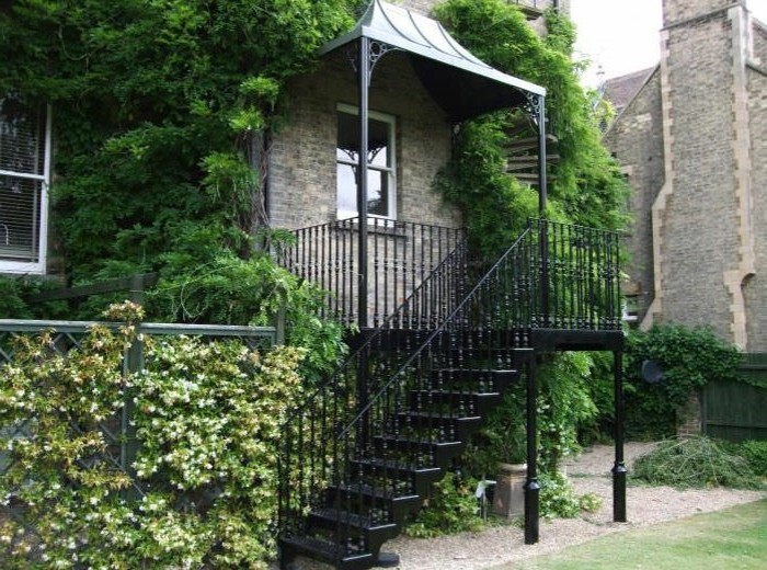 escalier-metal-exterieur-magnifique-design-escalier-en-noir