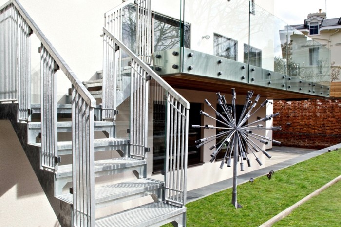 escalier-metallique-exterieur-maison-design-contemporain