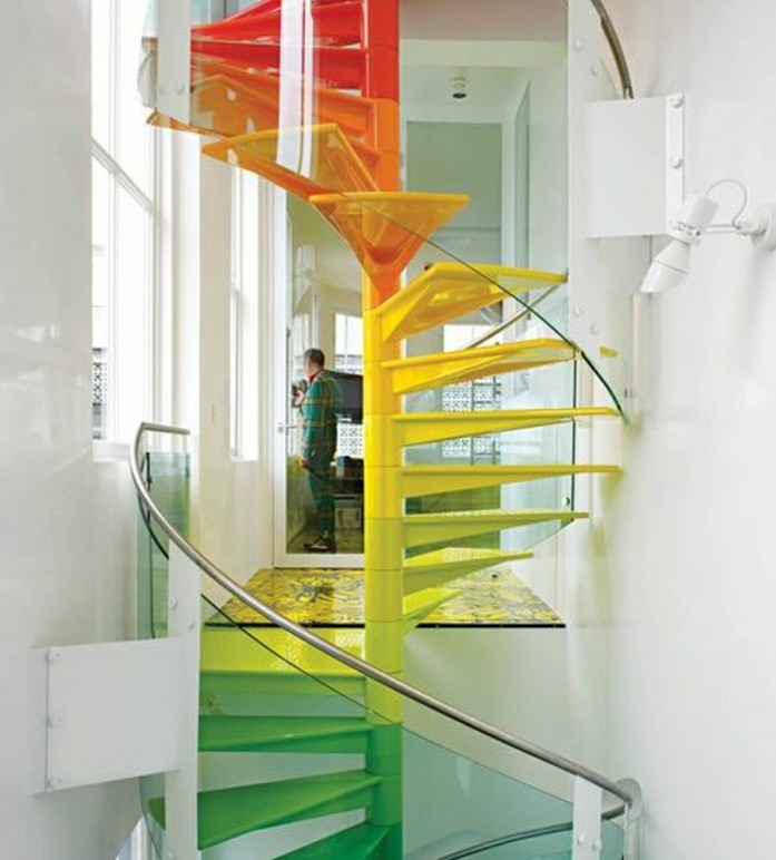 escalier-quart-tournant-escalier-tournant-pour-l-interieur-moderne-de-couleur-jaune-verte-et-rouge
