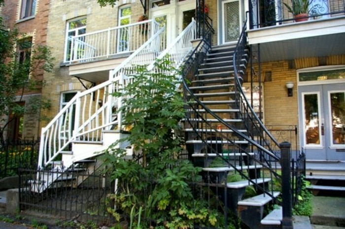 escalier-quart-tournant-exterieur-escalier-en-noir-et-blanc