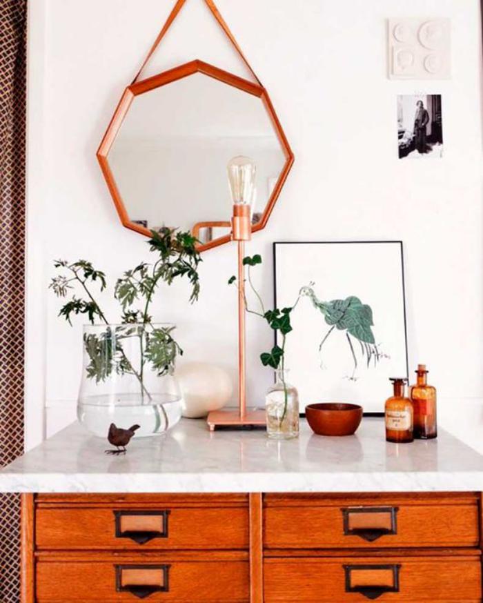 miroir-design-octogonal-au-dessus-d'une-commode-vintage