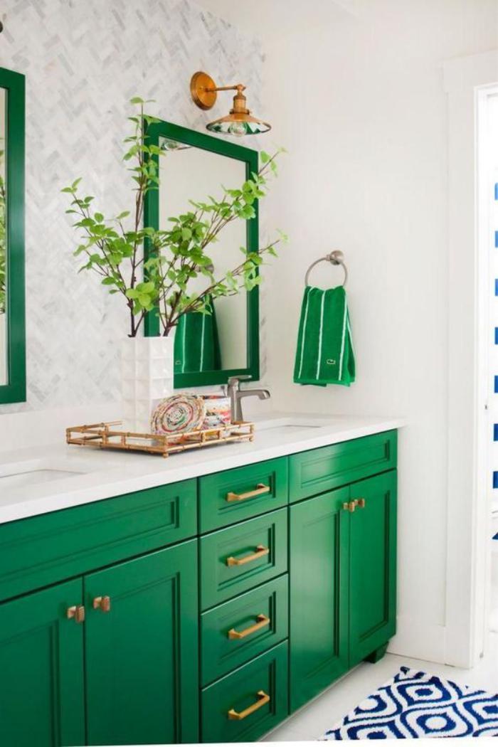 miroir-design-vert-au-dessus-d'un-rangement-salle-de-bains-vert