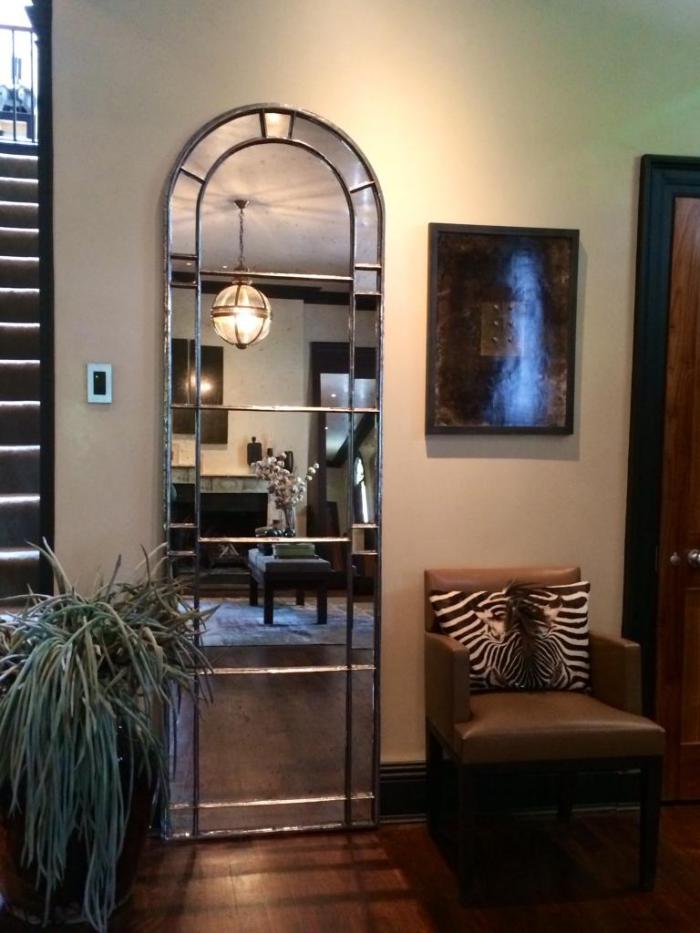 miroir-fenêtre-haut-décoratif-fauteuil-en-cuir