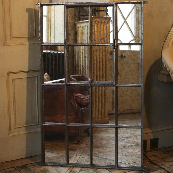 miroir-fenêtre-miroir-fenetre-fer-forgé-et-fauteuil-en-cuir-marron