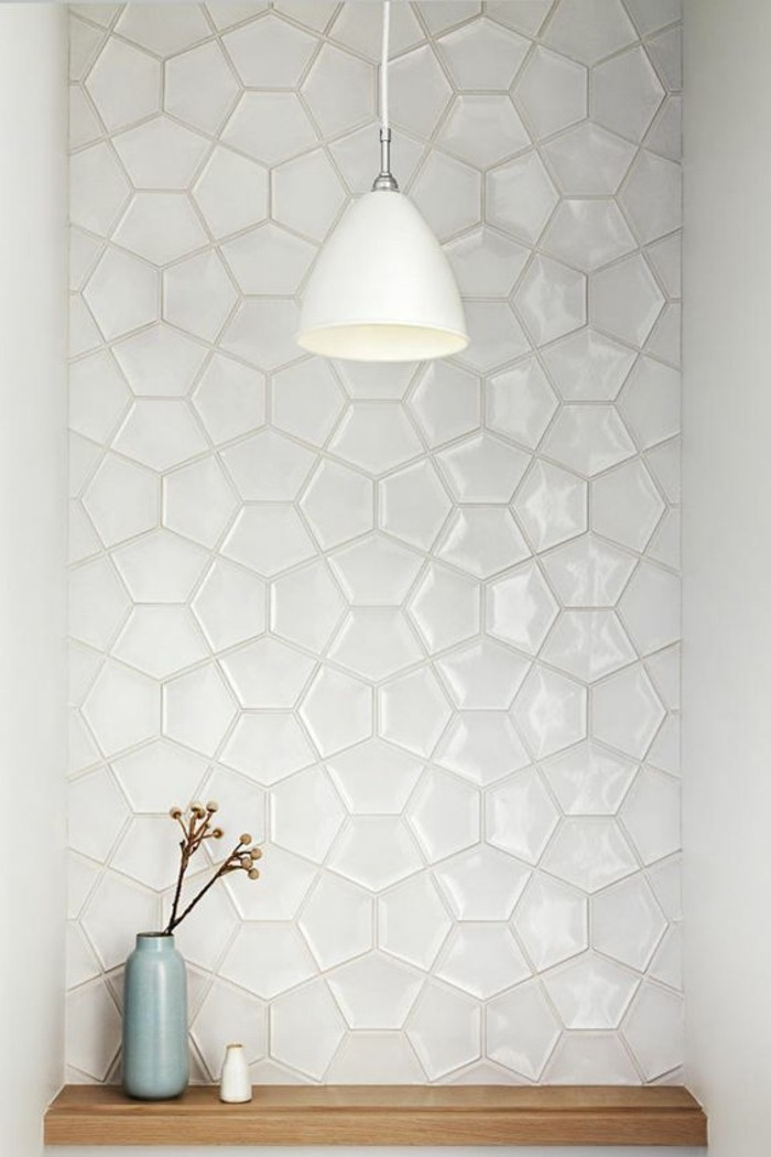 carrelage-blanc-de-petites-formes-interessantes-une-lampe-blanche-et-des-fleurs