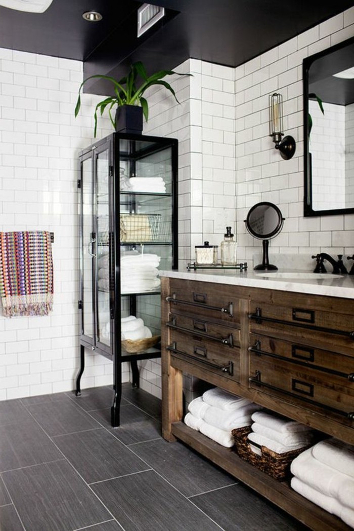 carrelage-blanc-grande-armoire-miroir-en-cadre-noir