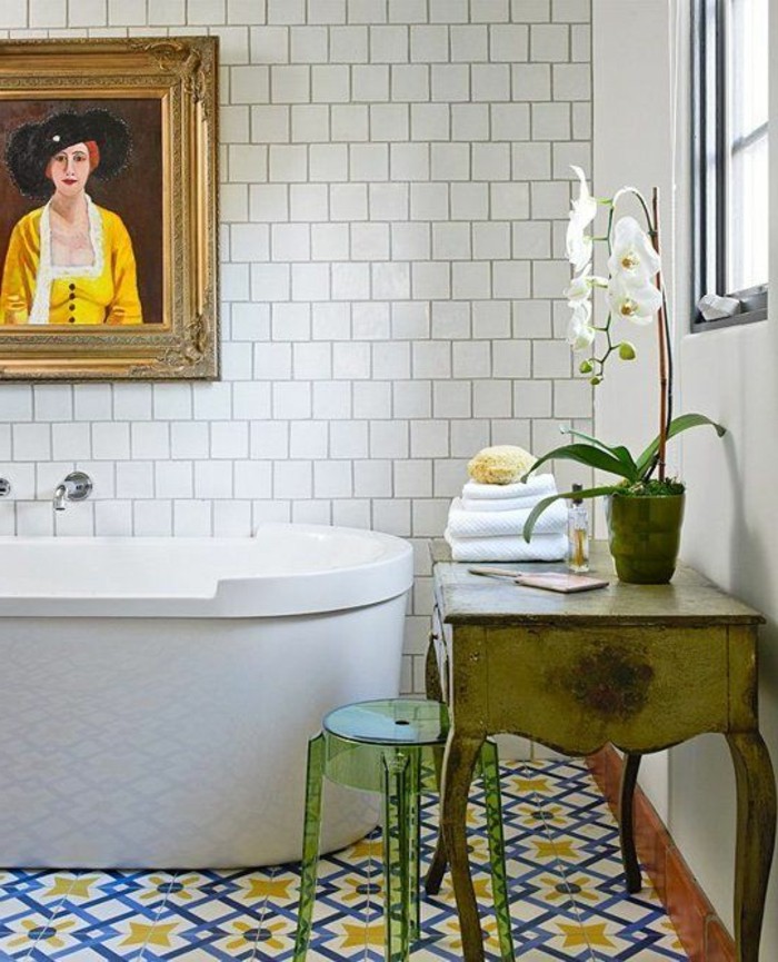carrelage-blanc-salle-de-bain-avec-un-portrait-au-dessus-de-la-baignore-design-original