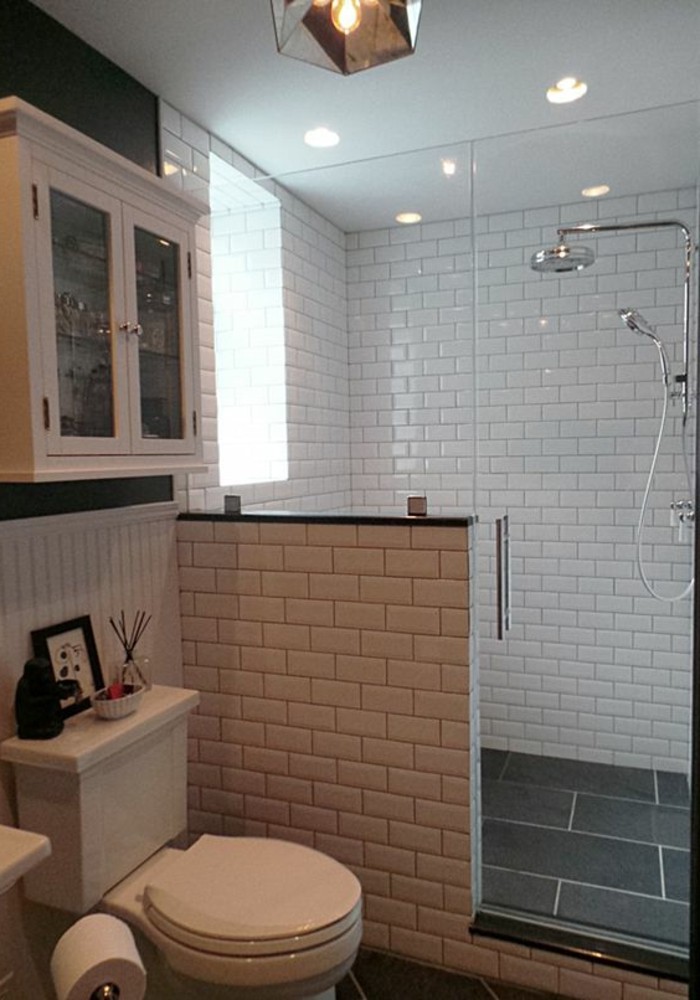 carrelage-blanc-salle-de-bain-avec-une-douche-moderne