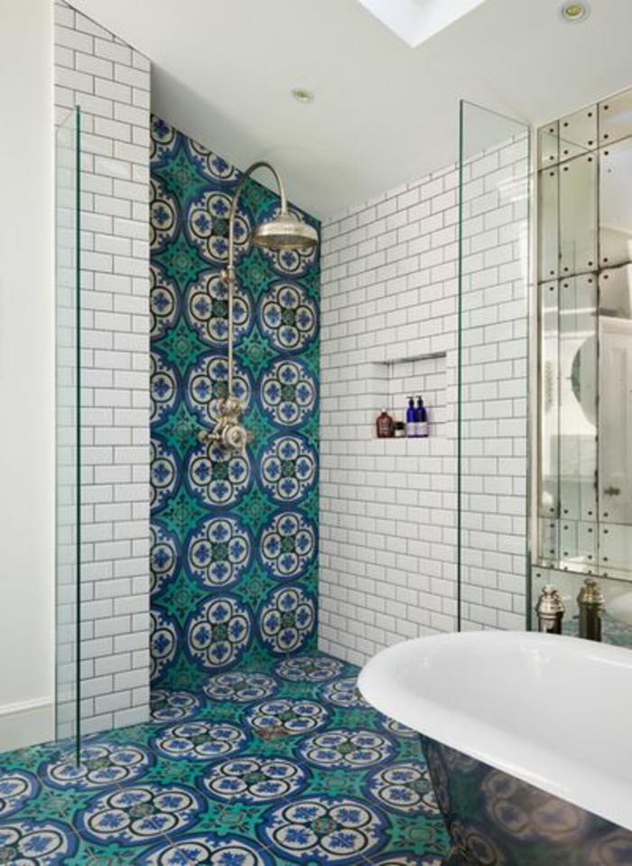 carrelage-blanc-salle-de-bain-baignore-douche-joli-design