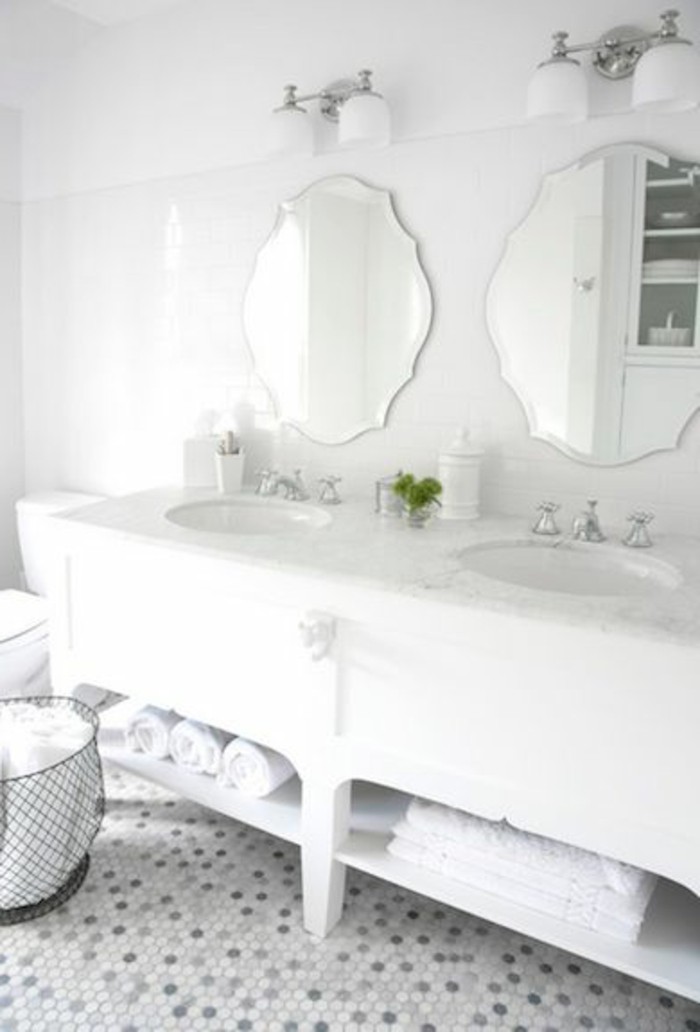 carrelage-blanc-salle-de-bain-deux-miroirs-elegants