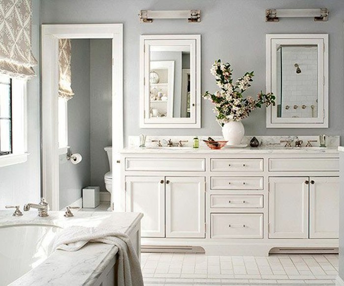 carrelage-blanc-salle-de-bain-joli-vase-avec-des-fleurs-deux-miroirs