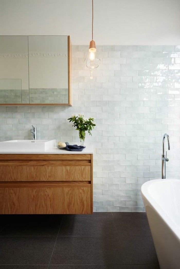 carrelage-blanc-lavabo-baignore-miroir-salle-de-bain-classique