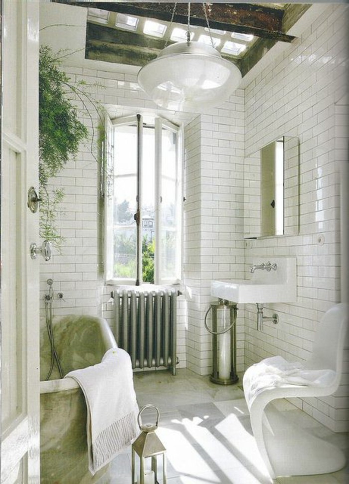 carrelage-blanc-salle-de-bain-originale-une-fenetre-miroir-lavabo-blanc