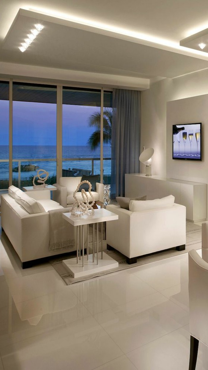 carrelage-blanc-un-hall-tres-elegant-des-fauteuils-modernes-une-television