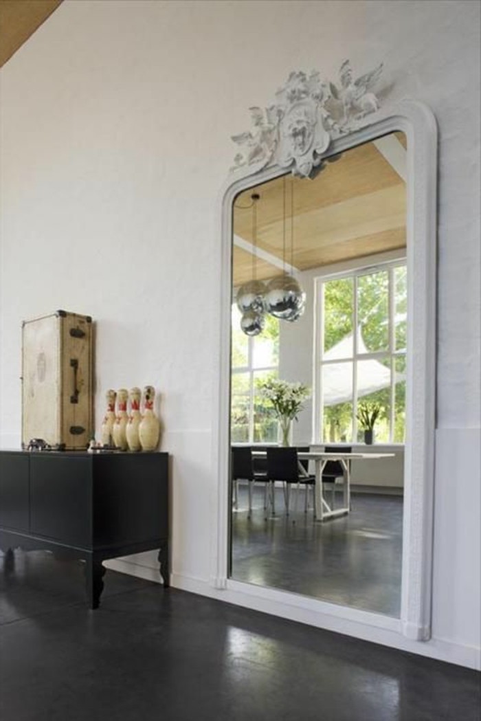 grand-miroir-ancien-cadre-blanc-aux-ornements-mur-blanc