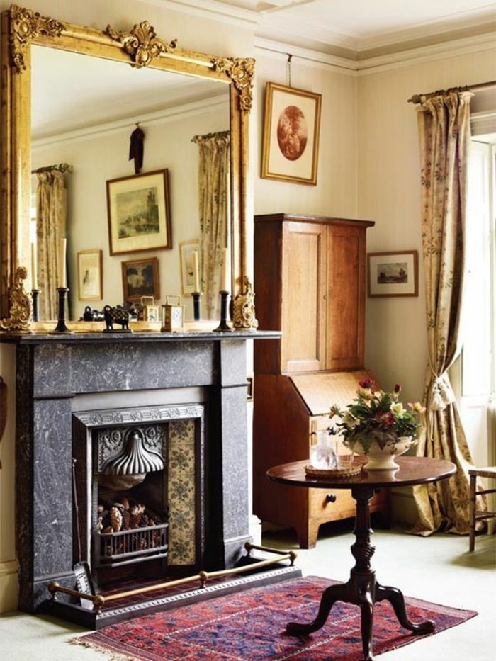 grand-miroir-ancien-cheminee-decorative-noire-et-tapis