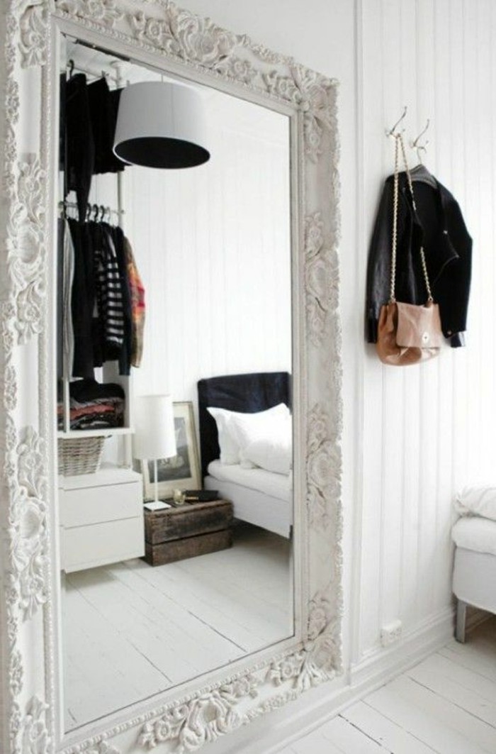 grand-miroir-ancien-decoration-en-blanc-et-noir