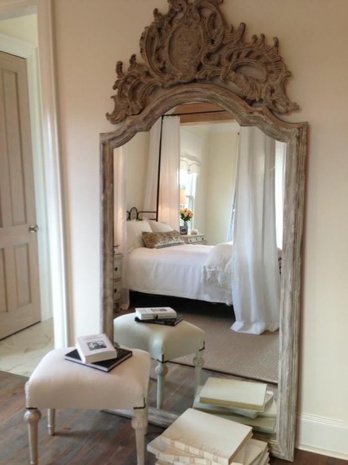grand-miroir-ancien-decorer-les-interieurs-avec-miroirs