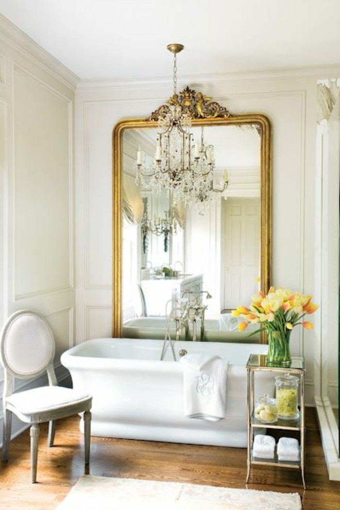 grand-miroir-ancien-et-baignoire-blanche