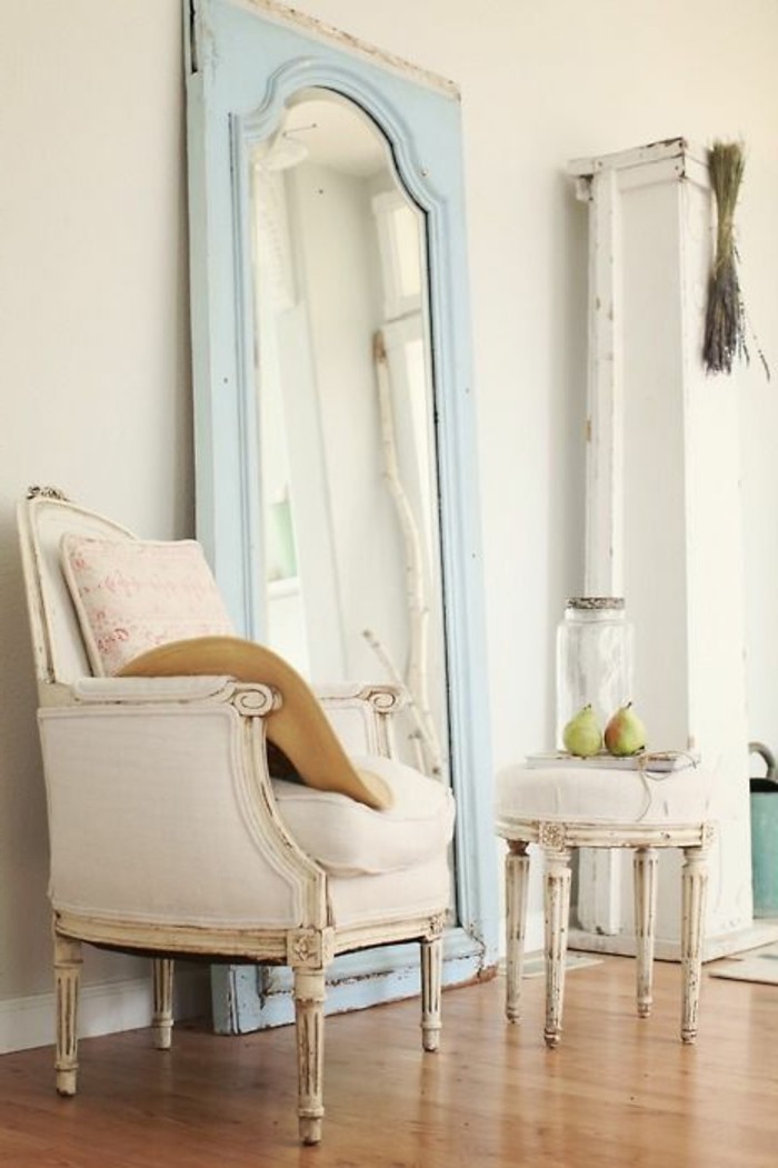grand-miroir-ancien-fauteuil-blanc-et-parquet