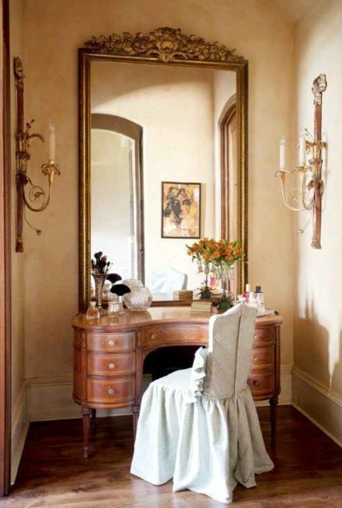 grand-miroir-ancien-interieur-style-vintage-table-coiffeuse