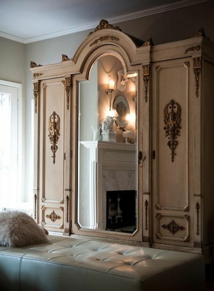 grand-miroir-ancien-pour-chambre-design-imposant
