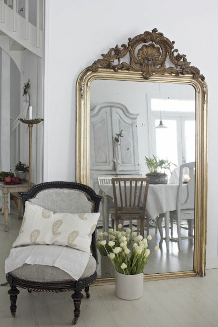grand-miroir-ancien-salle-de-dejeuner-spacieuse-chaise-baroque
