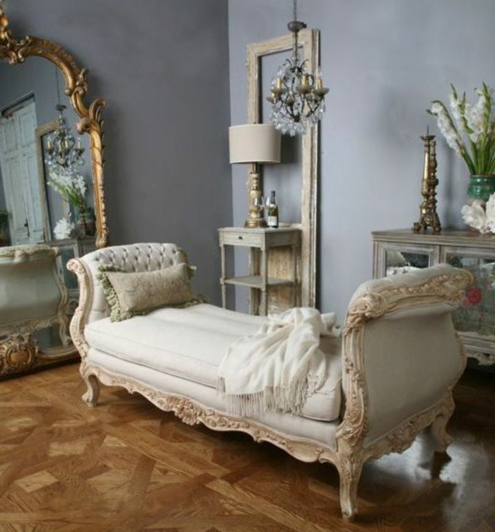 grand-miroir-ancien-sofa-style-ancien-murs-gris