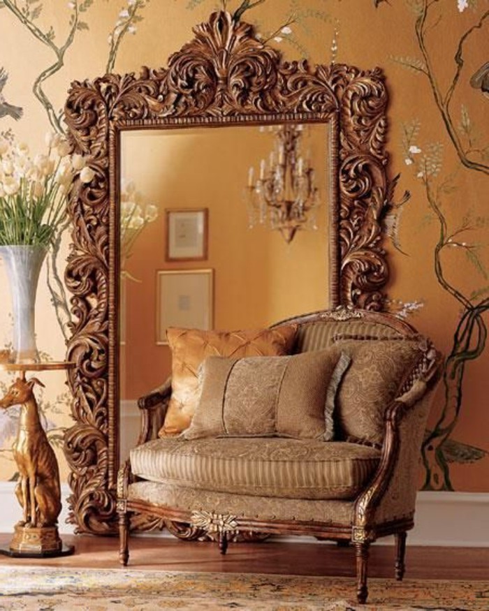 grand-miroir-ancien-style-baroque-et-fauteuil-baroque