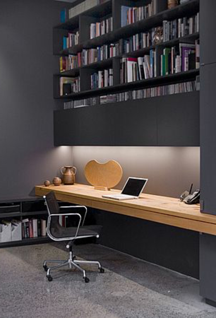 meuble-informatique-gris-murs-bureau-en-bois-chaise