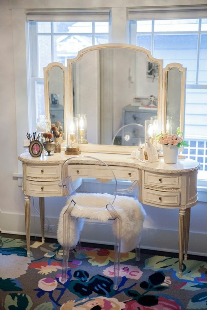 miroir-salle-de-bain-armoire-moderne-et-chic-et-une-chaise