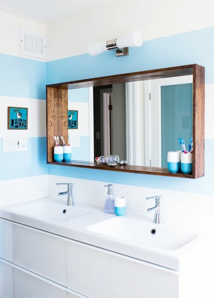 miroir-salle-de-bain-avec-un-miroir-rectangulaire-cadre-en-bois