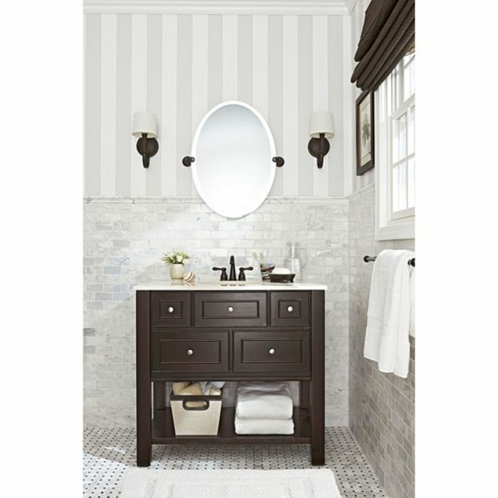 miroir-salle-de-bain-avec-un-miroir-ovale-cadre-blanc