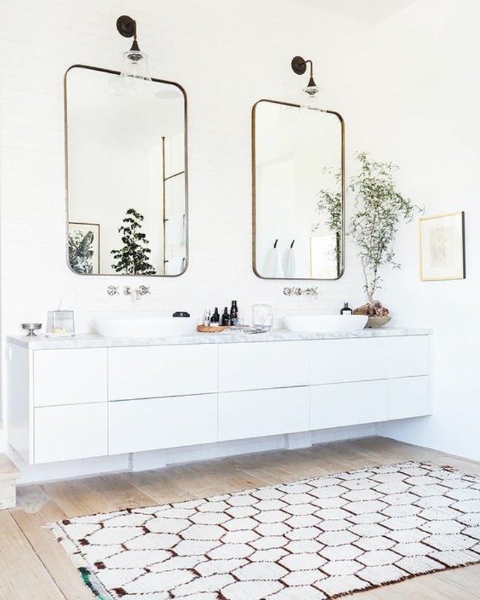 miroir-salle-de-bain-deux-miroirs-tapis-au-plancher