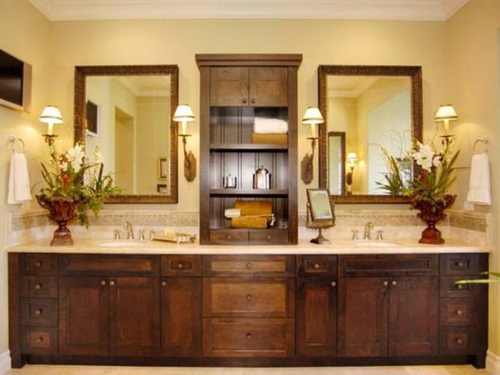 miroir-salle-de-bain-larmoire-et-les-cadres-des-miroirs-sont-en-bois