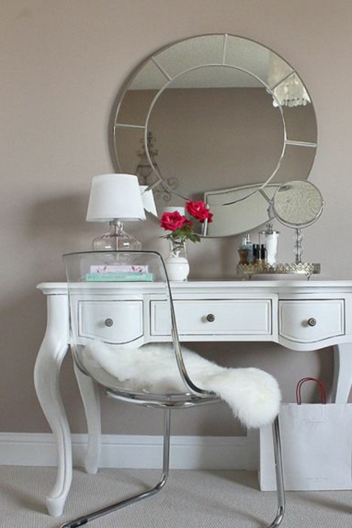 miroir-salle-de-bain-miroir-rond-lampe-blanche-et-une-chaise