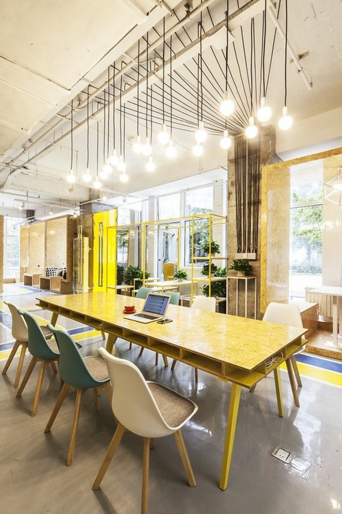 mobilier-de-bureau-contemporain-grand-office-avec-ampoules-suspendues-et-bureau-jaune