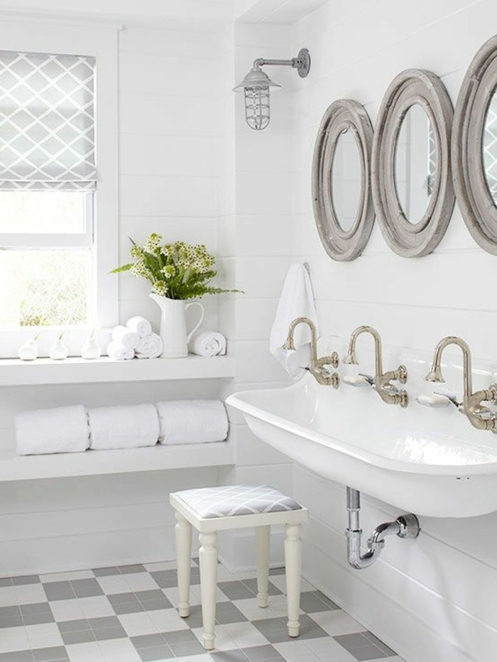 lavabo-retro-blanc-trois-miroirs-ronds-carrelage-en-gris-et-blanc