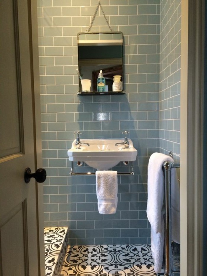 lavabo-retro-carreaux-bleus-lavabo-suspendu-salle-de-bain