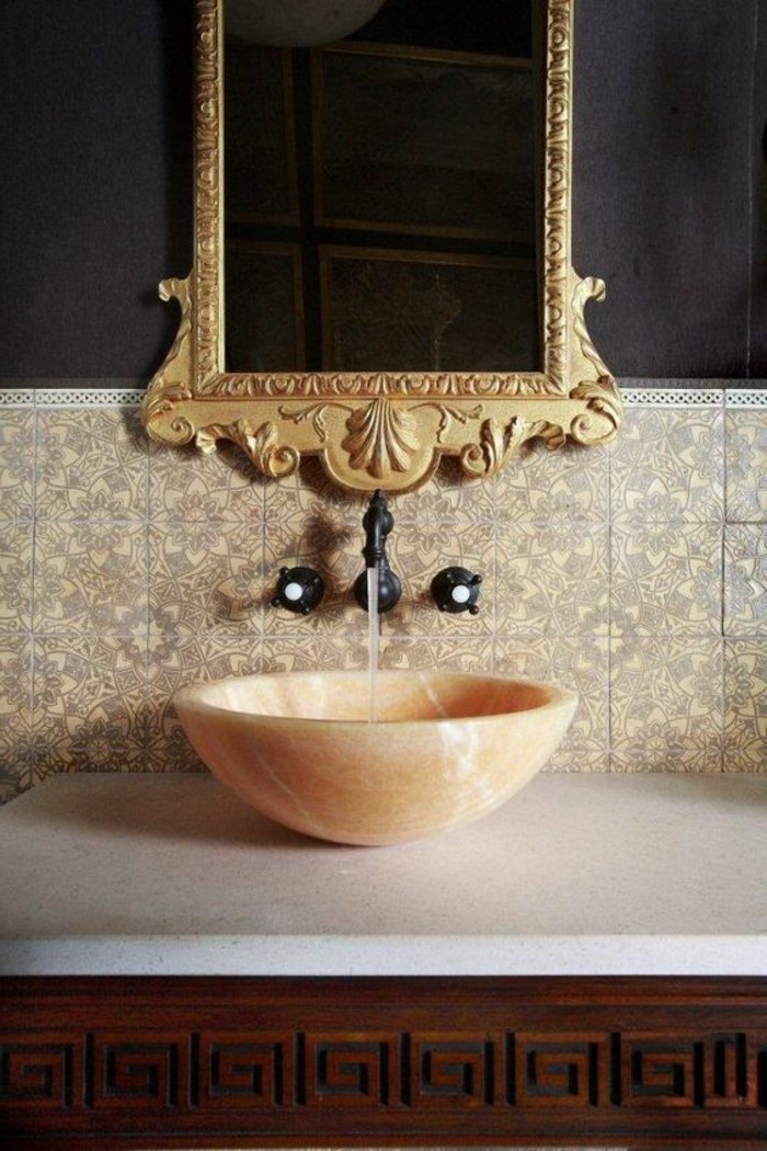 lavabo-retro-cuve-en-marbre-rose-miroir-baroque