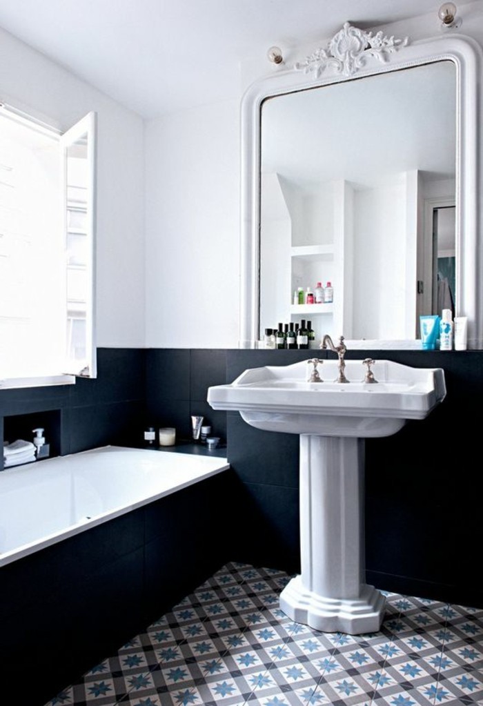 lavabo-retro-lavabo-sur-pied-grand-miroir-baroque-carrelage-damier