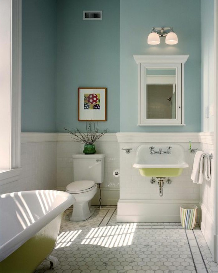 lavabo-retro-peinture-murale-bleue-pale-et-baignoire