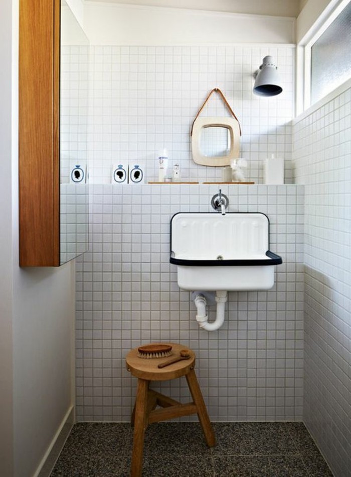 lavabo-retro-petit-tabouret-en-bois-petit-miroir-rond