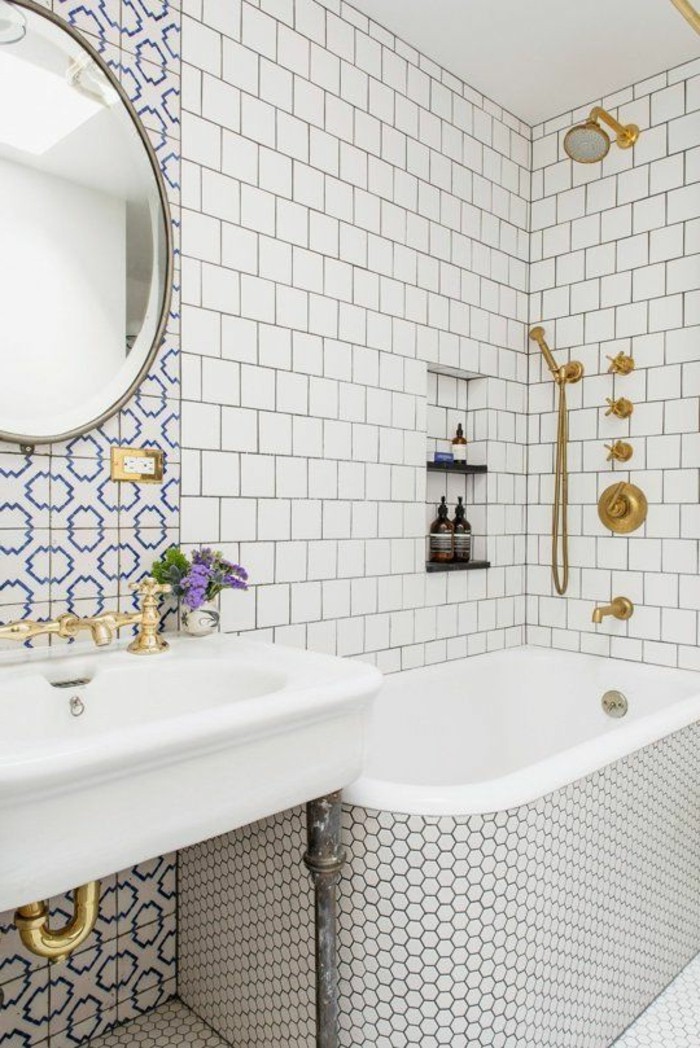 lavabo-retro-salle-de-bain-en-teintes-claires-miroir-rond