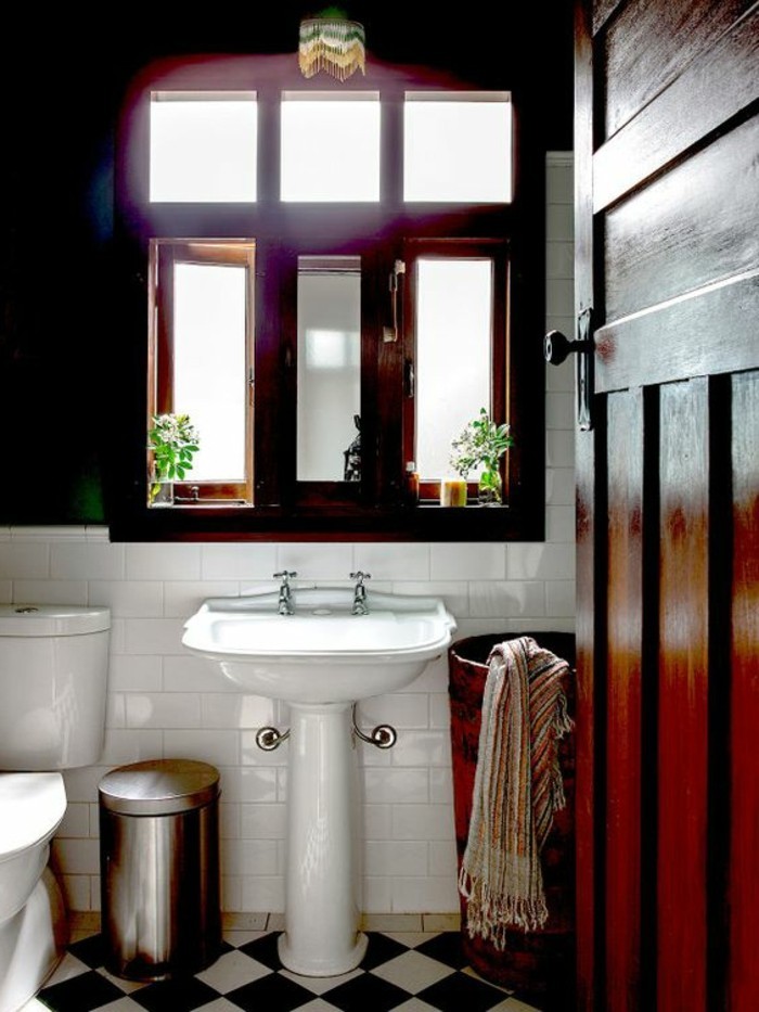 lavabo-retro-salle-e-bain-originale-et-carrelage-sol-damier