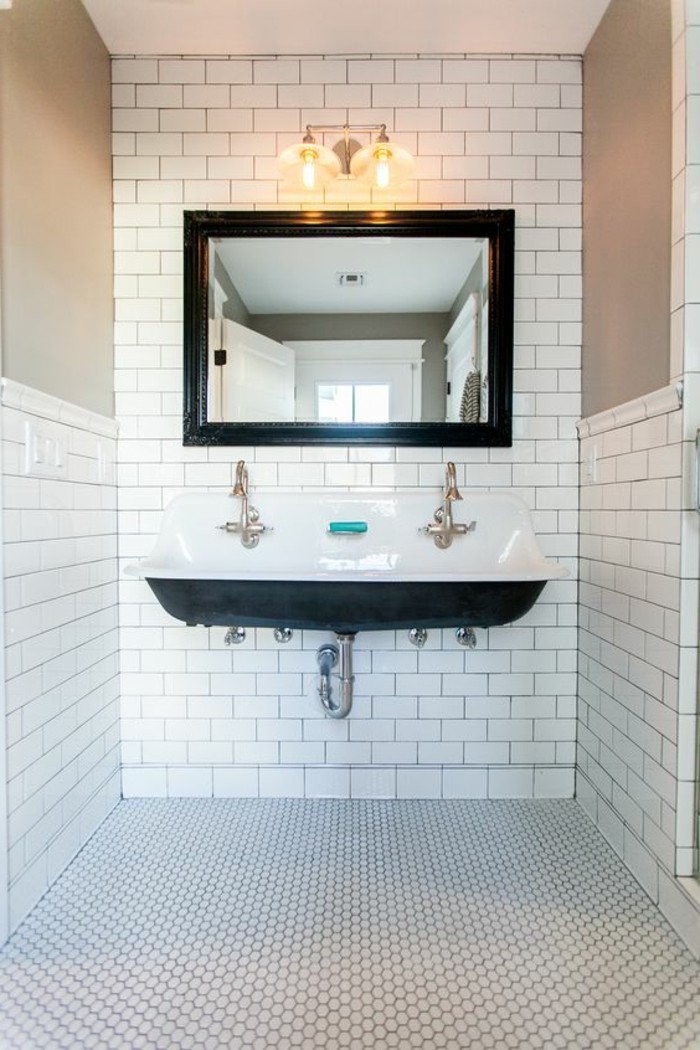lavabo-retro-suspendu-miroir-mural-de-salle-de-bain