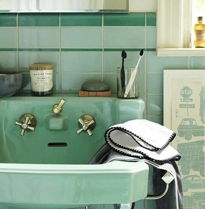 lavabo-retro-vert-menthe-robinets-vintage-dores