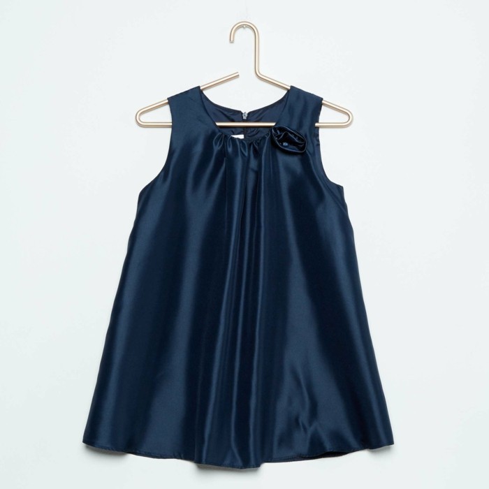 robe-de-fete-fille-kiabi-bleu-marine-avec-une-petite-fleur-en-tissu-sur-le-col-resized