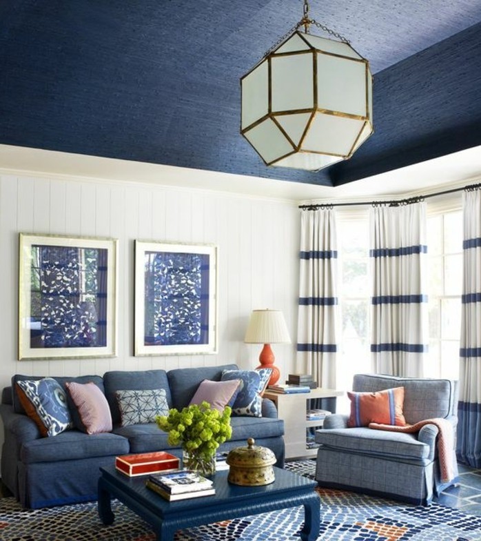 tapis-modernes-pièce-moderne-canapé-table-lustre-le-bleu-prédomine