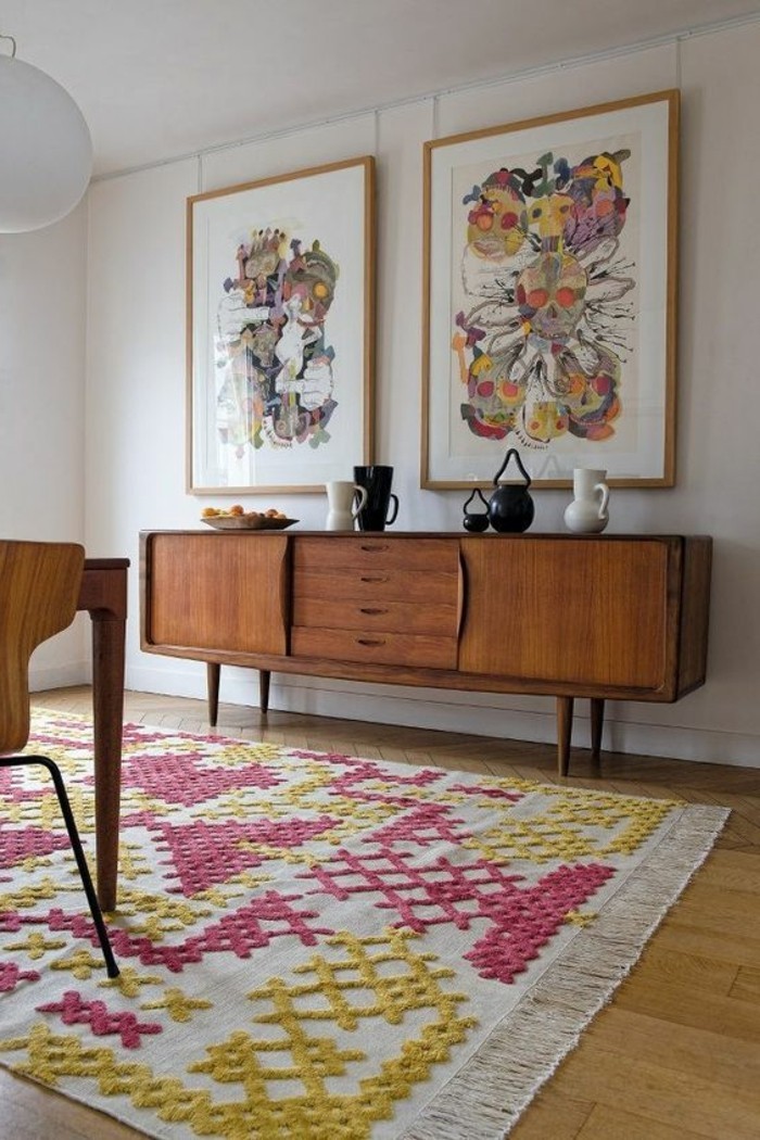 tapis-modernes-un-tapis-compose-de-jaune-et-de-rose
